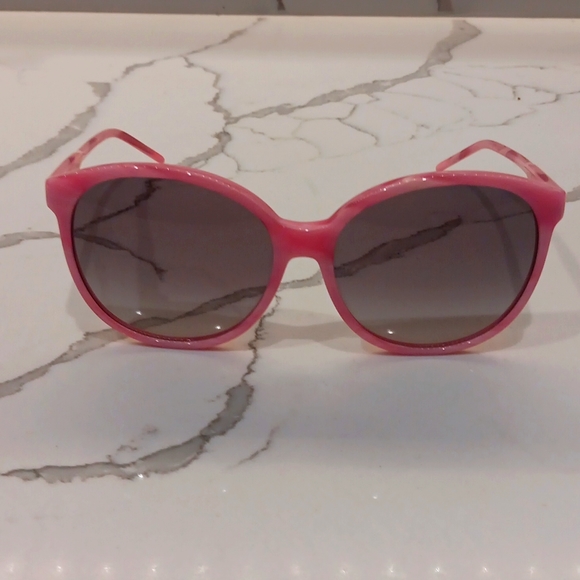 Women's vogue - Picture 2 of 3